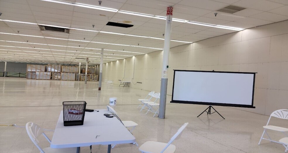 More Photos Of 210 SE Georgia Ave, Sweetwater General Retail For Sale