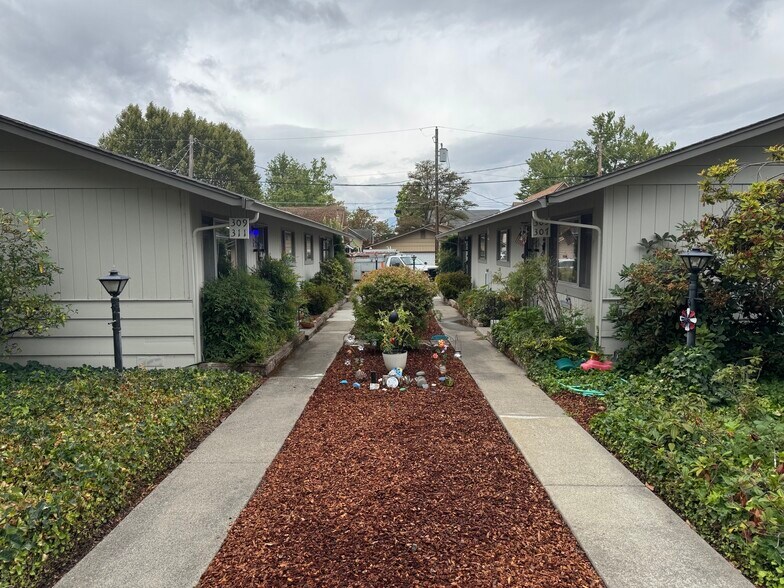 More Photos Of 305 NE C St, Grants Pass Apartments For Sale
