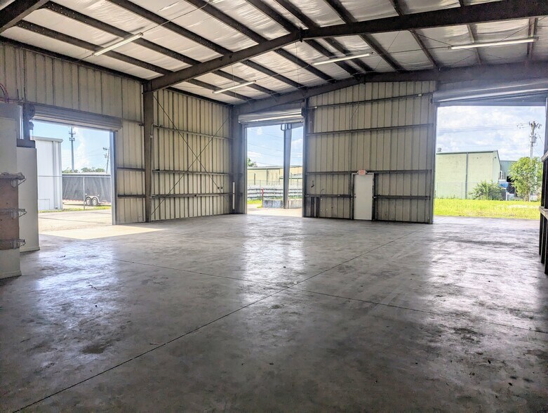 More Photos Of 927 NE 24th Ln, Cape Coral Warehouse For Sale