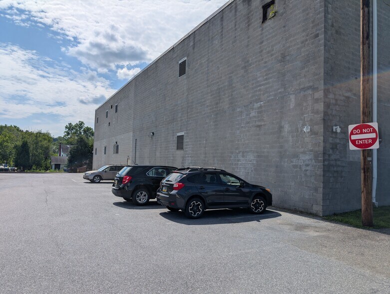 More Photos Of 40 S Third St, Walnutport Warehouse For Lease