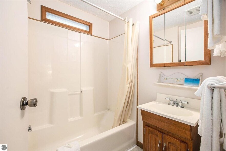 More Photos Of 519 Lake St, Frankfort Hotel For Sale