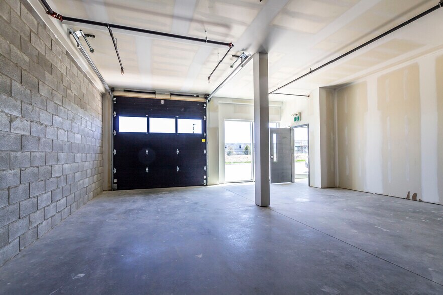 More Photos Of 585 Hanlon Creek Blvd, Guelph Showroom For Lease