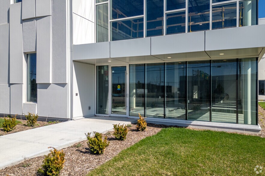 More Photos Of 7300 Ch De La Côte-De-Liesse, Saint-Laurent Distribution For Lease