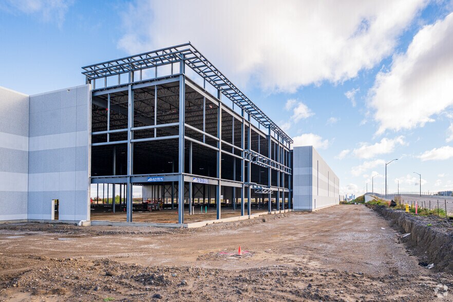 More Photos Of 350 Zenway Blvd, Vaughan Industrial For Lease