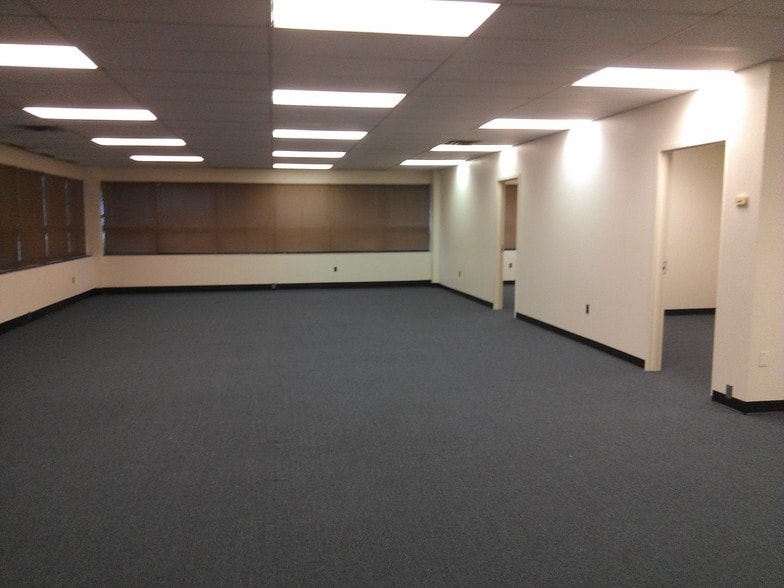 More Photos Of 550 State Rd, Bensalem Light Distribution For Lease