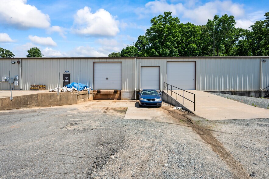 More Photos Of 10490 N NC Highway 150, Clemmons Flex For Lease