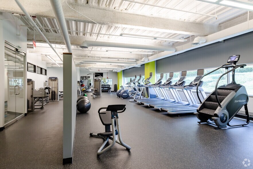 More Photos Of 150 N Martingale Rd, Schaumburg Unknown For Lease