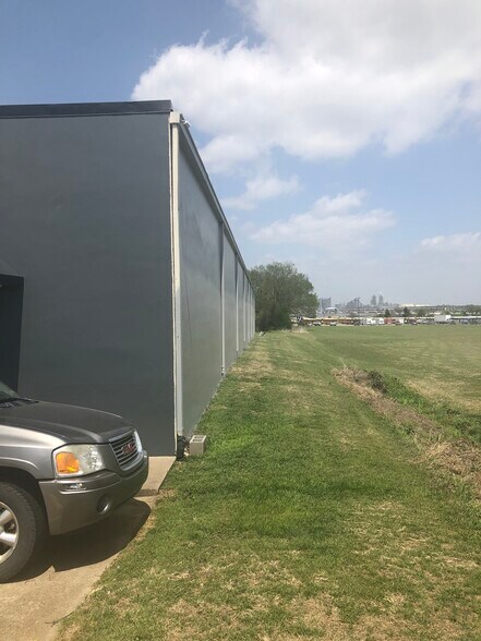 More Photos Of 300 Bryant Ave, Midlothian Light Distribution For Lease