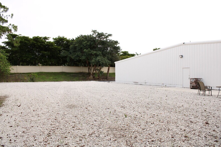 More Photos Of 10980 Enterprise Ave, Bonita Springs Warehouse For Lease