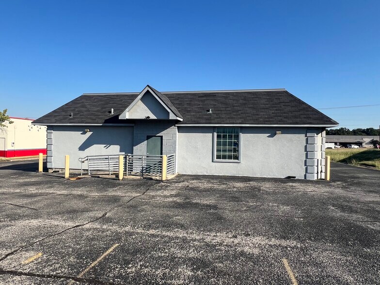 More Photos Of 1800 W Pioneer Pky, Arlington Medical For Lease