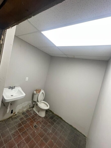 More Photos Of 4450 Rocky River Dr, Cleveland Fast Food For Lease