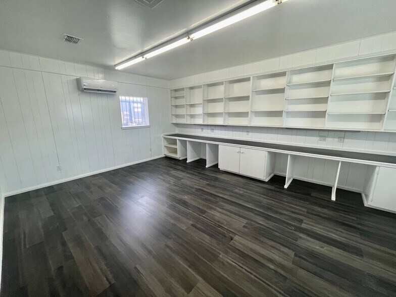 More Photos Of 200-232 W New Braunfels St, Seguin Warehouse For Lease