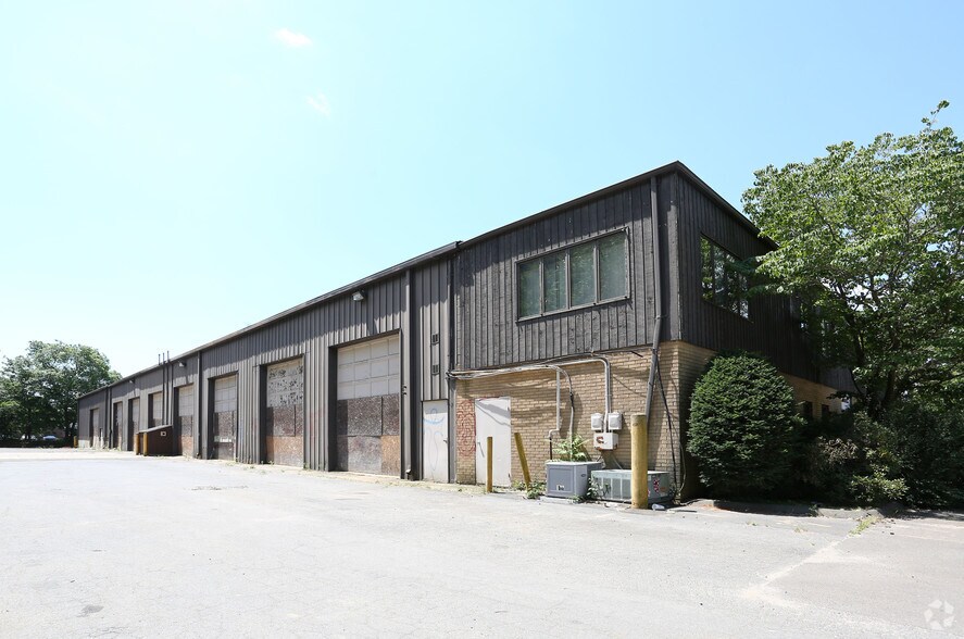 More Photos Of 136 Bradley Rd, Woodbridge Truck Terminal For Lease