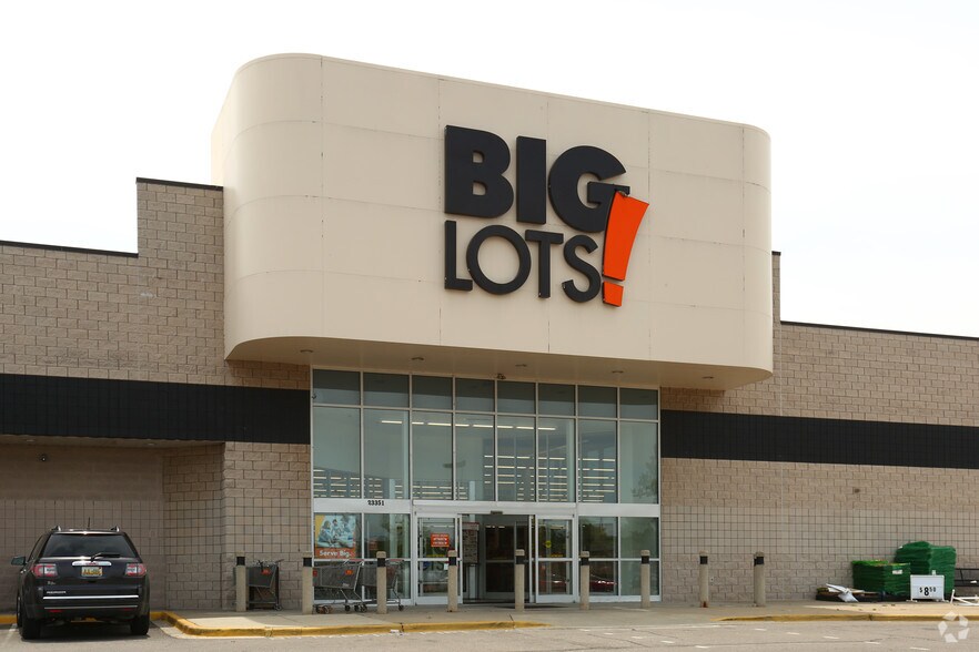 More Photos Of 23351 Eureka Rd, Taylor Freestanding For Lease