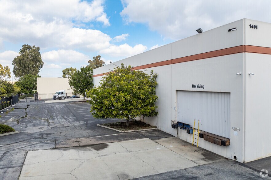 More Photos Of 1401 W Walnut St, Compton Warehouse For Lease