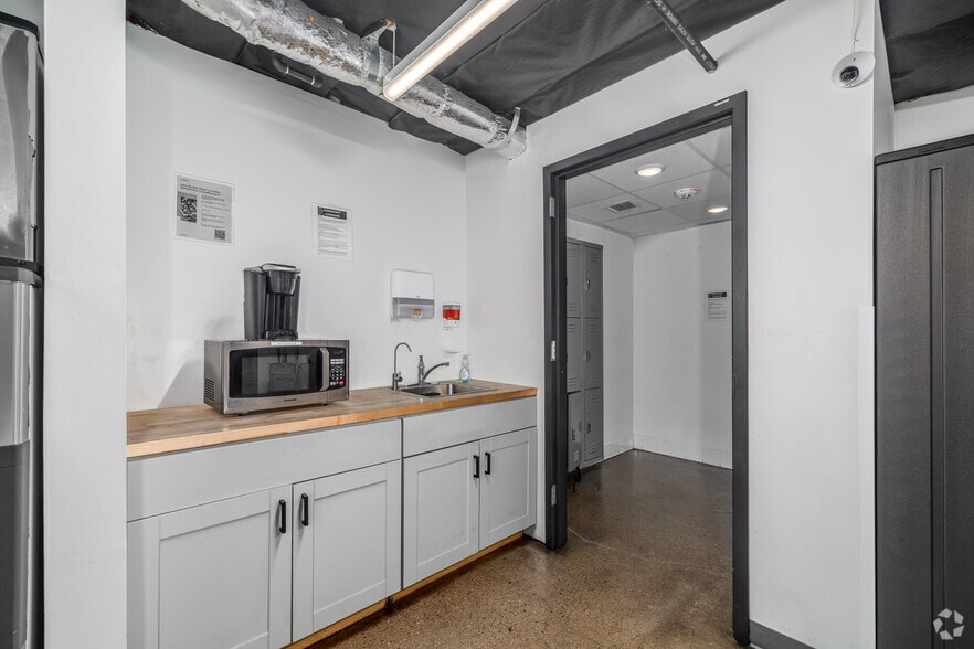 More Photos Of 14435 Victory Blvd, Van Nuys Health Club For Lease