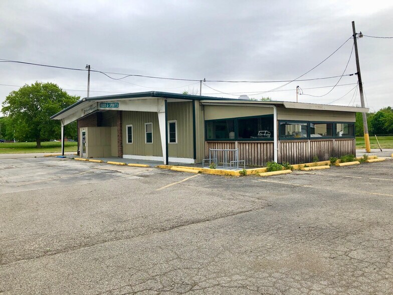 More Photos Of 3022 N Water St, Bay City Restaurant For Sale