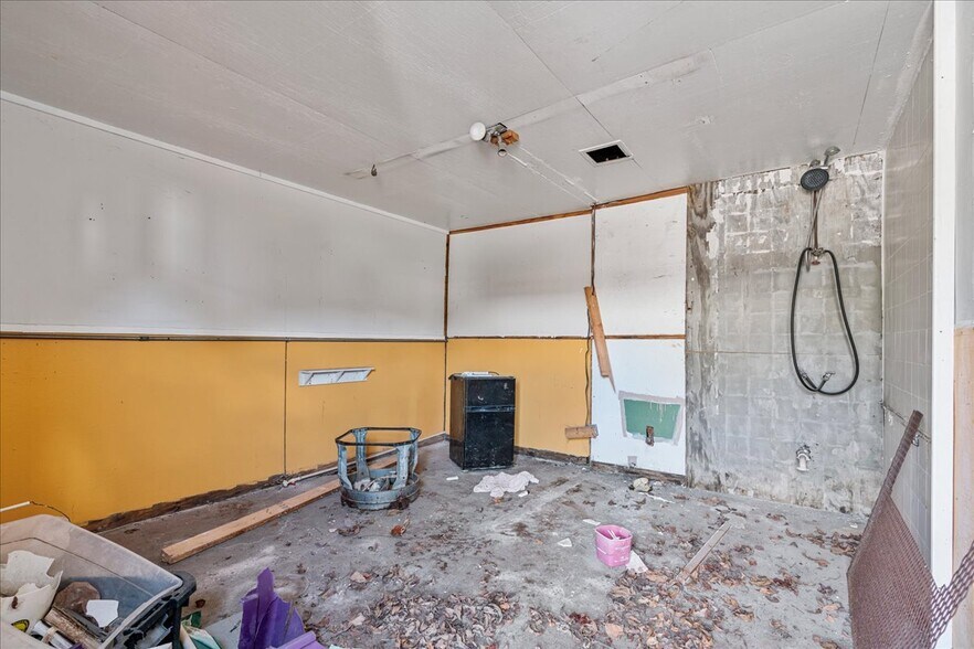 More Photos Of 710 SE 2nd St, Gainesville Warehouse For Lease