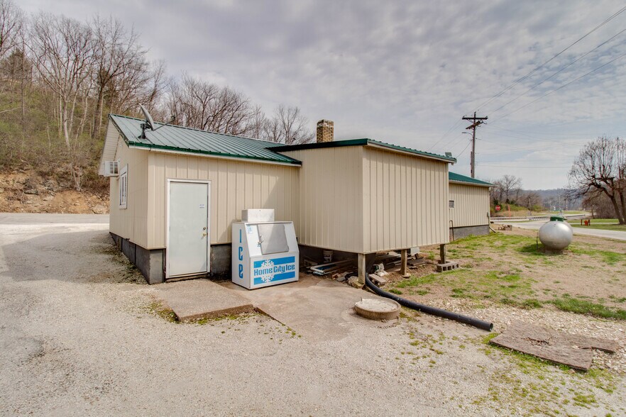 More Photos Of 20861 IL-100, Fieldon Specialty For Sale