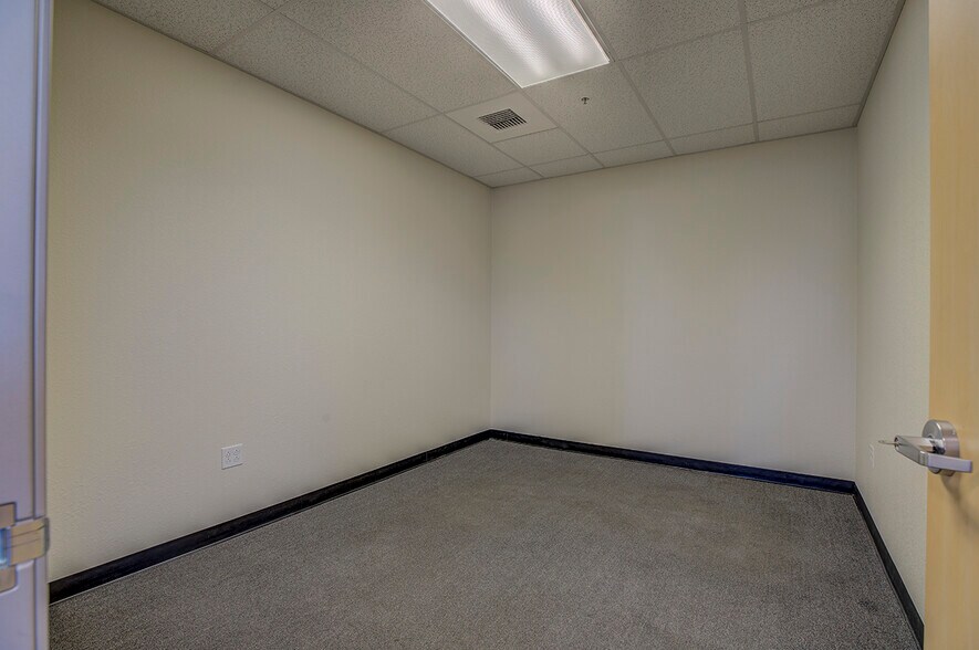 More Photos Of 8440 Rovana Cir, Sacramento Warehouse For Lease