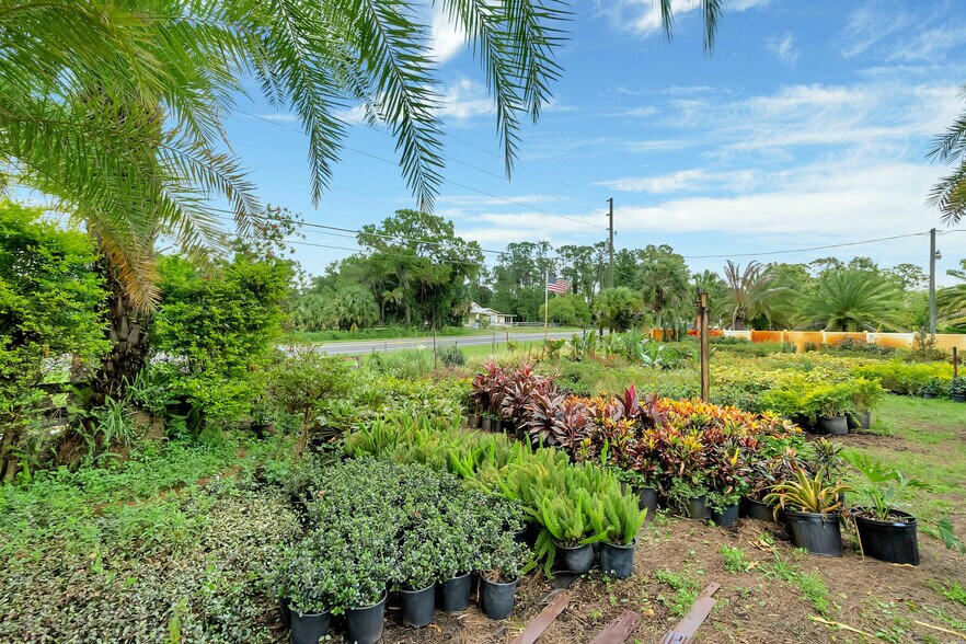 More Photos Of 8440 County Road 48, Yalaha Freestanding For Sale