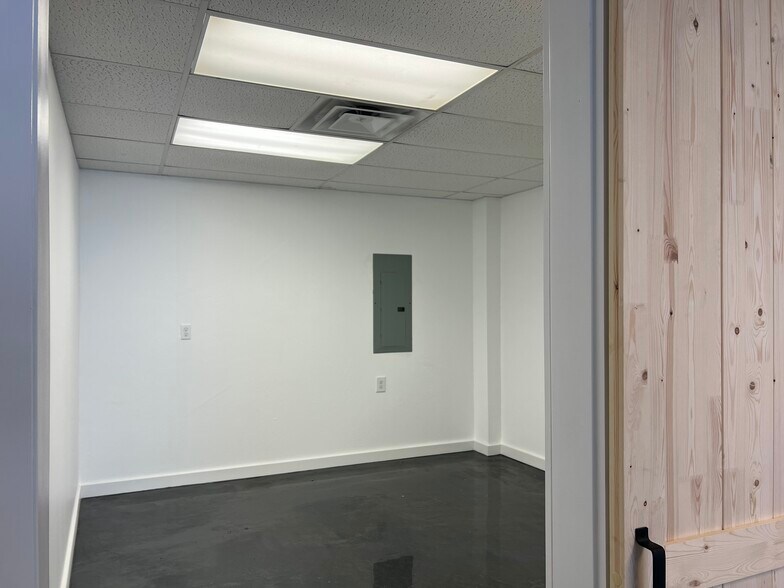 More Photos Of 209-211 S 5th St, Chickasha Storefront For Lease