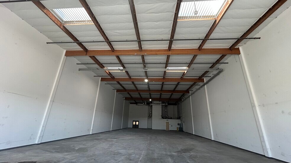 More Photos Of 34 Thomas, Irvine Research And Development For Lease