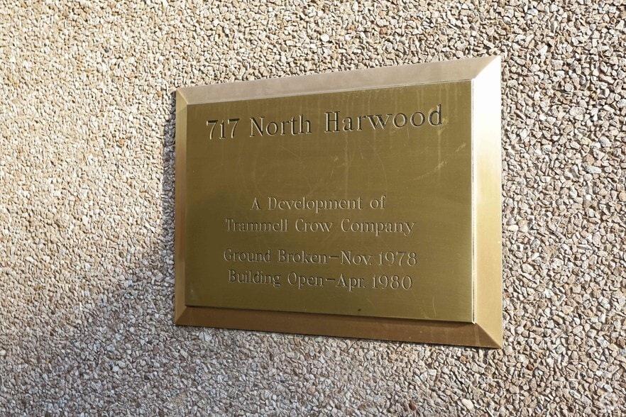 More Photos Of 717 N Harwood St, Dallas Office For Lease