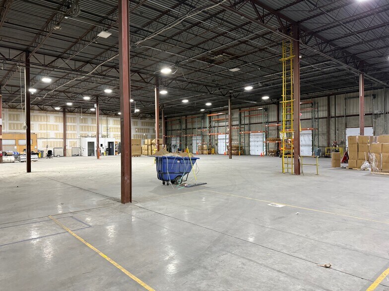 More Photos Of 10 New Rd, Rumford Warehouse For Lease