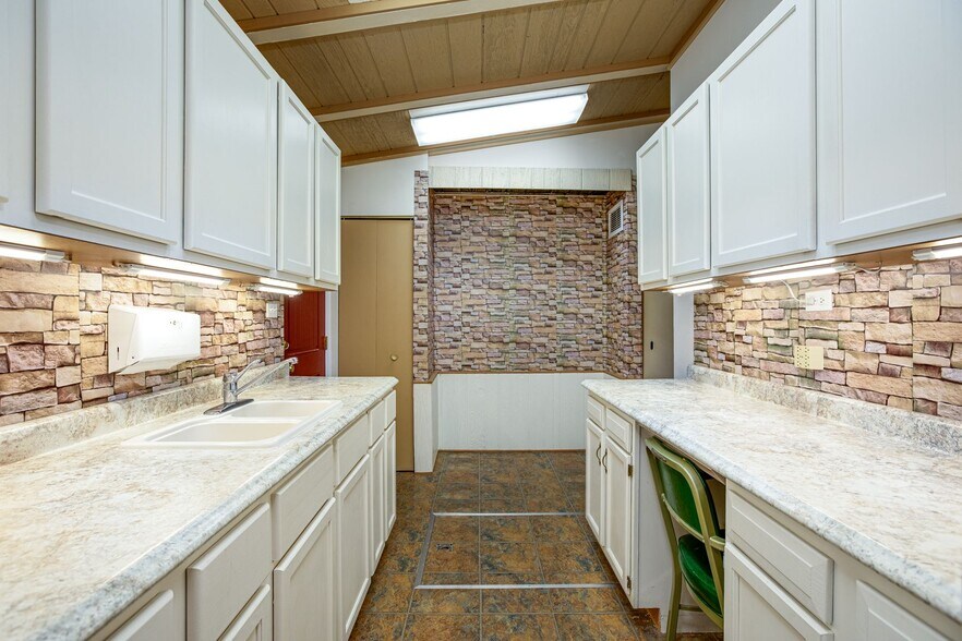 More Photos Of 1825 Roosevelt Rd, Wheaton Medical For Sale