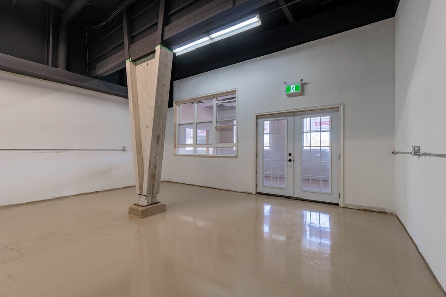 More Photos Of 1700 Brampton St, Hamilton Manufacturing For Lease