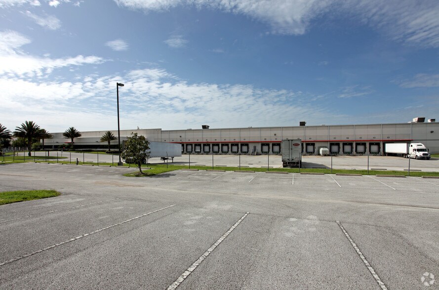More Photos Of 19925 Independence Blvd, Groveland Distribution For Lease