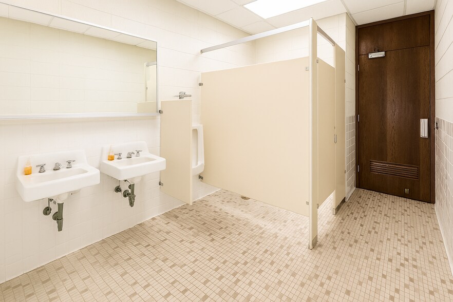 More Photos Of 900 Kraft Dr SE, Melrose Light Distribution For Lease