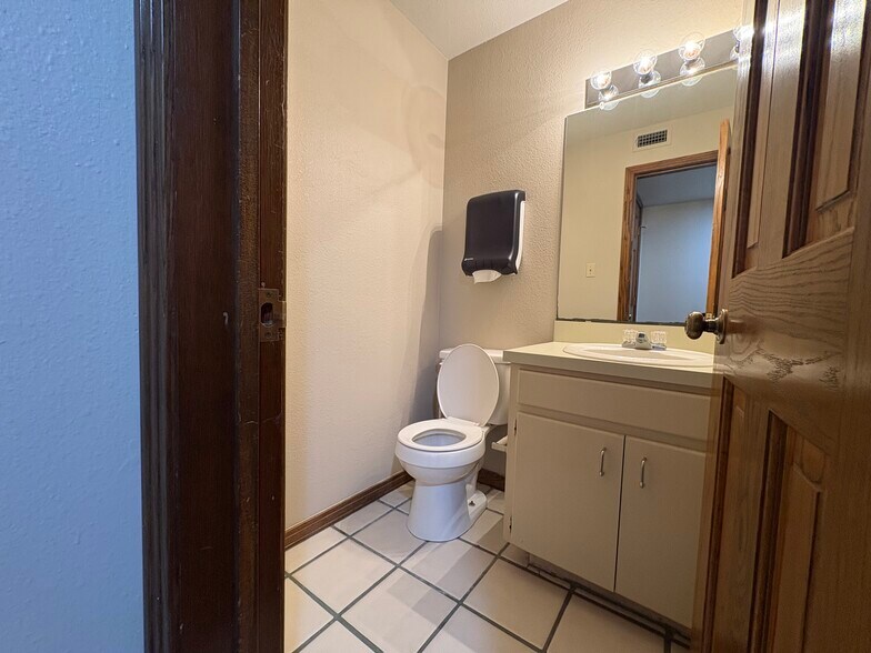 More Photos Of 614 N Travis St, Sherman Office For Lease