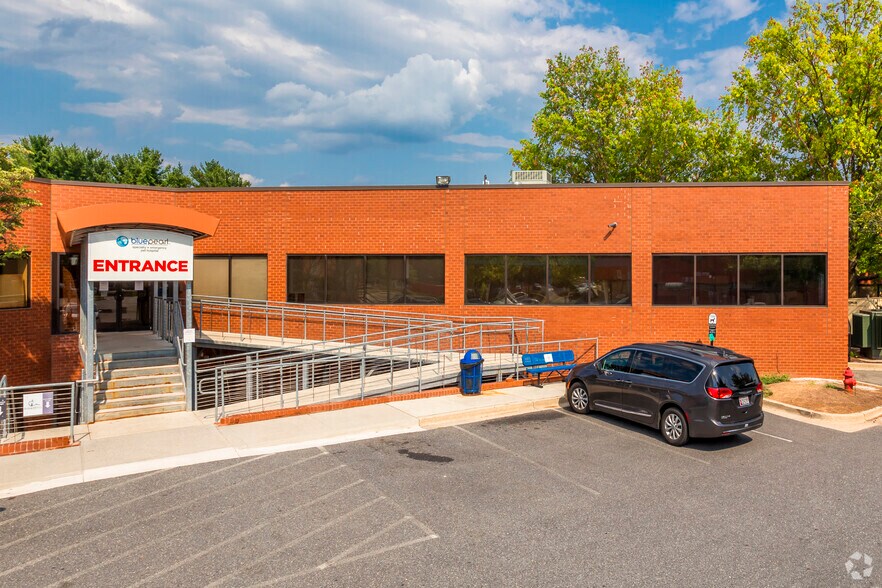 More Photos Of 1 Taft Ct, Rockville Veterinarian Kennel For Lease