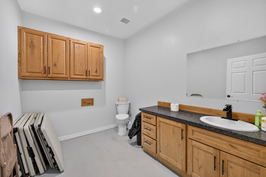 More Photos Of 506 E Stover Rd, Grandview Warehouse For Sale