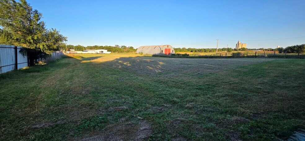 More Photos Of 350 N Stevens Ave, Elkhart Industrial For Lease
