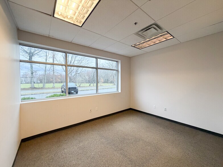 More Photos Of 10 County Line Dr, Cromwell Warehouse For Lease