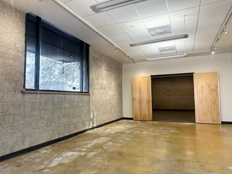 More Photos Of 120 N Maclay Ave, San Fernando Storefront For Lease