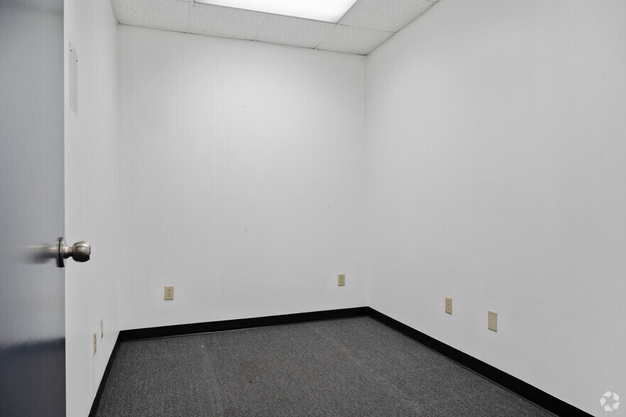 More Photos Of 41 N Industrial Dr, Calera Distribution For Lease