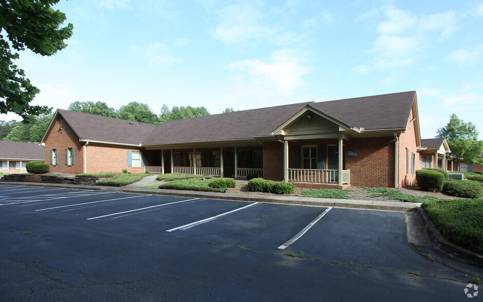 More Photos Of 670 Hillcrest Rd, Lilburn Office For Lease
