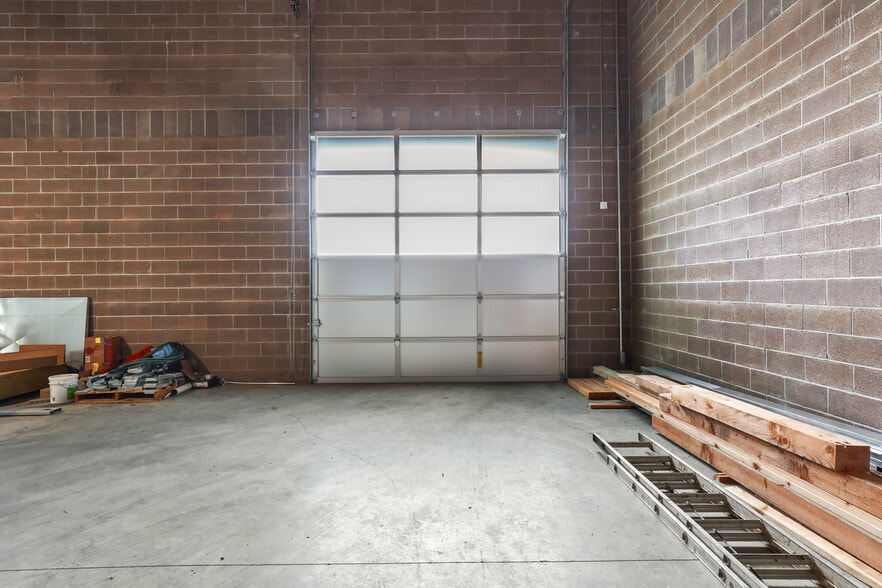 More Photos Of 21600 SE Stark St, Gresham Service For Lease