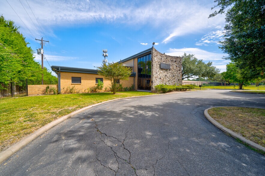 More Photos Of 9941 Rowlett Rd, Houston Medical For Lease