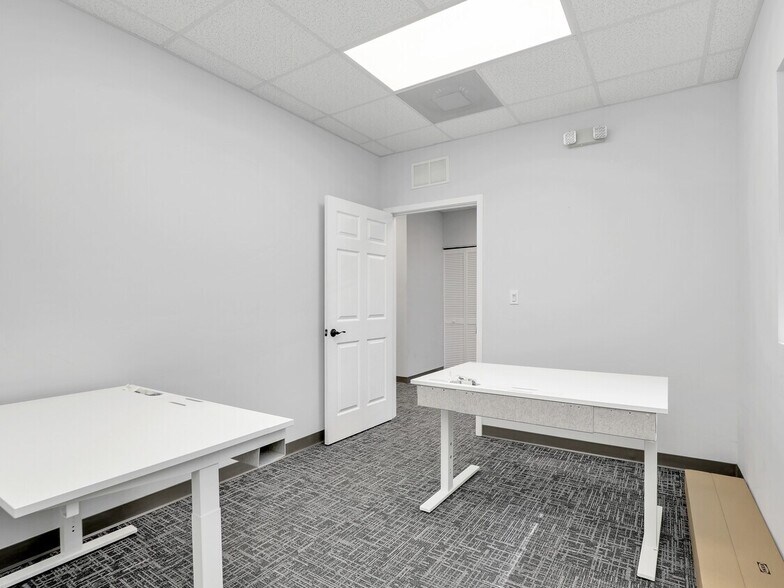 More Photos Of 8801 Business Park Dr, Fort Myers Warehouse For Lease