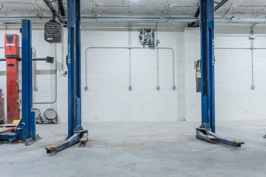 More Photos Of 122 Atando Ave, Charlotte Service For Lease