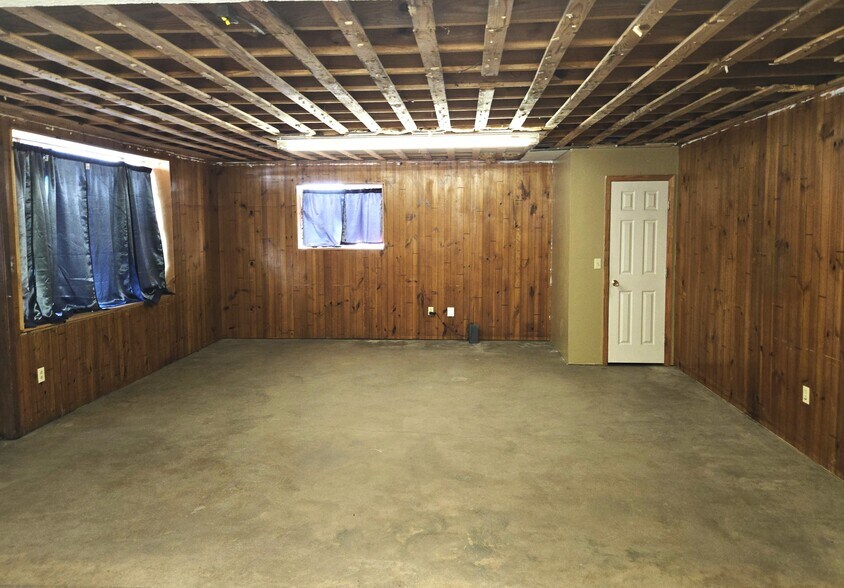 More Photos Of 1209 Bessemer Ave, Llano Light Distribution For Sale