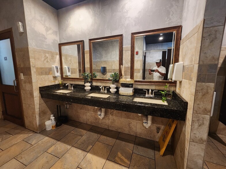 More Photos Of 15 Middlesex Tpke, Billerica Restaurant For Lease