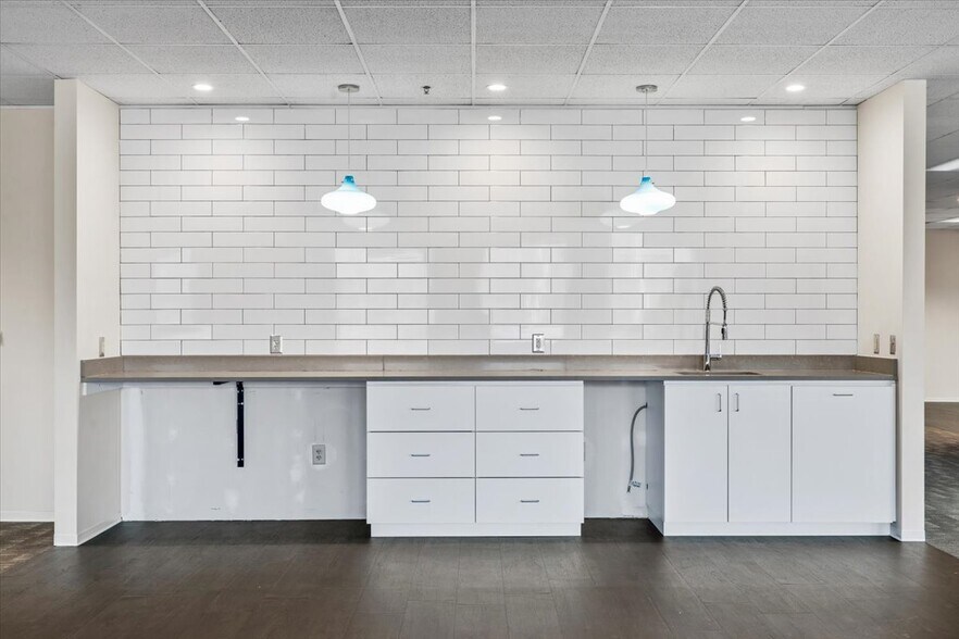 More Photos Of 1823 Eastchester Dr, High Point Office For Lease