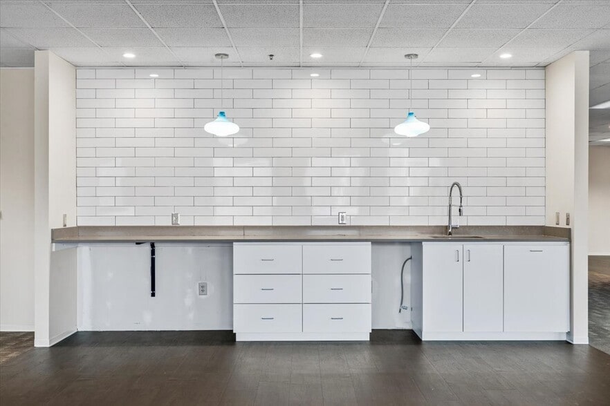 More Photos Of 1823 Eastchester Dr, High Point Office For Lease