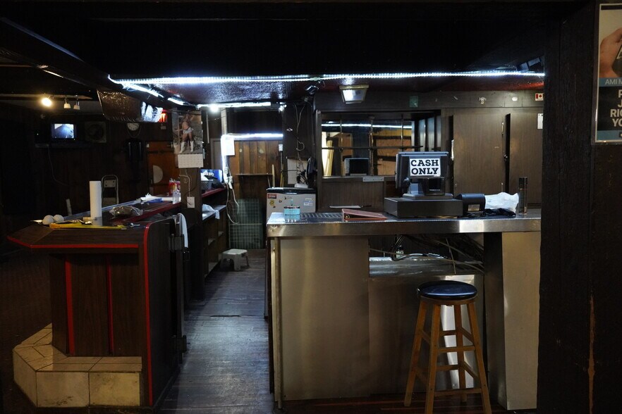 More Photos Of 5831 Ferry St, Niagara Falls Storefront Retail Residential For Sale